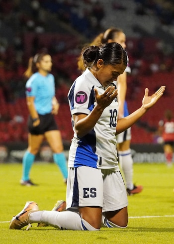 Brenda Cerén marcó los dos goles decisivos que clasificaron a El Salvador como líder invicto del Grupo F en las Clasificatorias Concacaf W. (Cortesía: La Selecta)