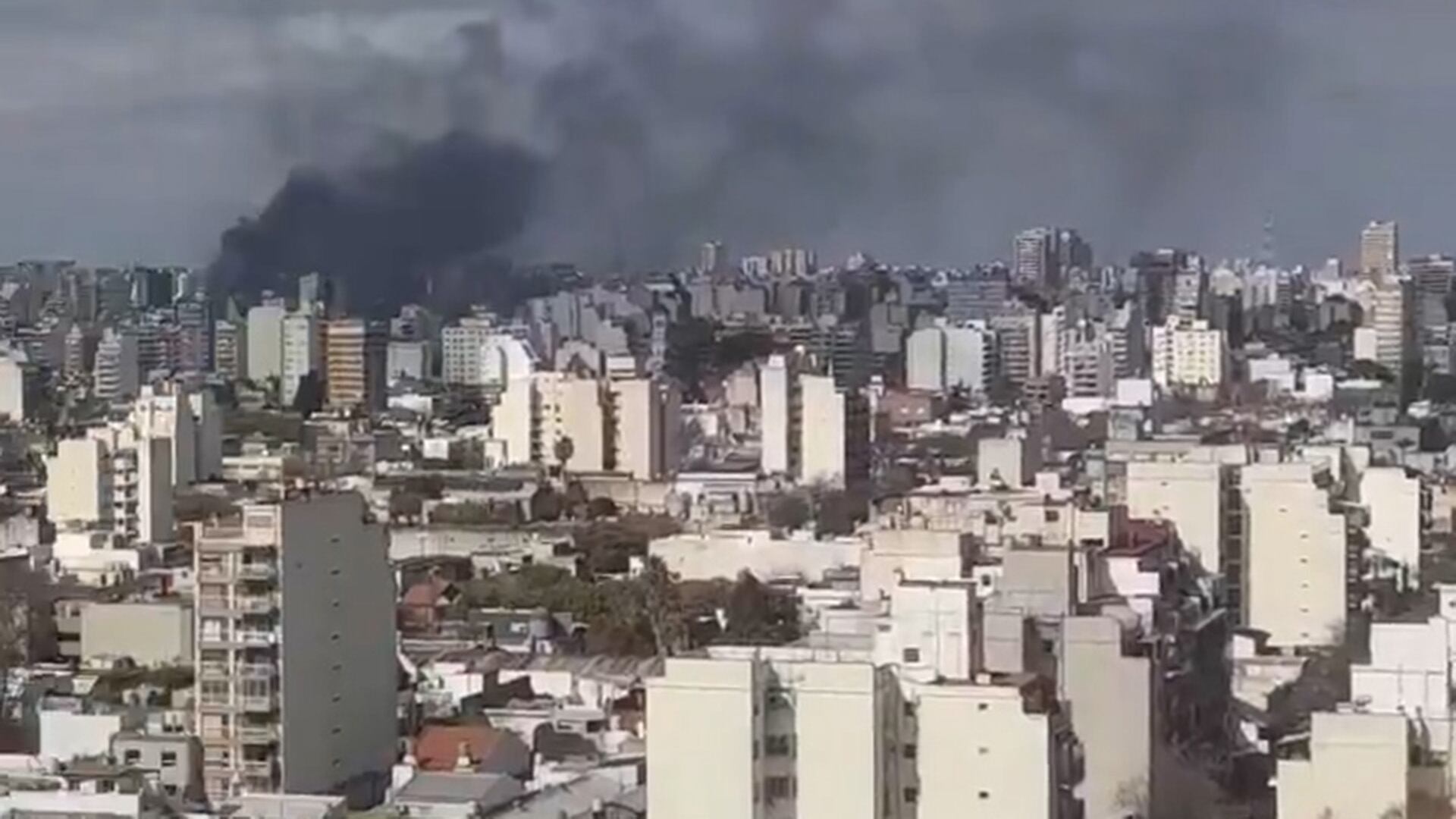 El incendio en un galpón ferroviario de Caballito generó una densa columna de humo visible en varios barrios de Buenos Aires