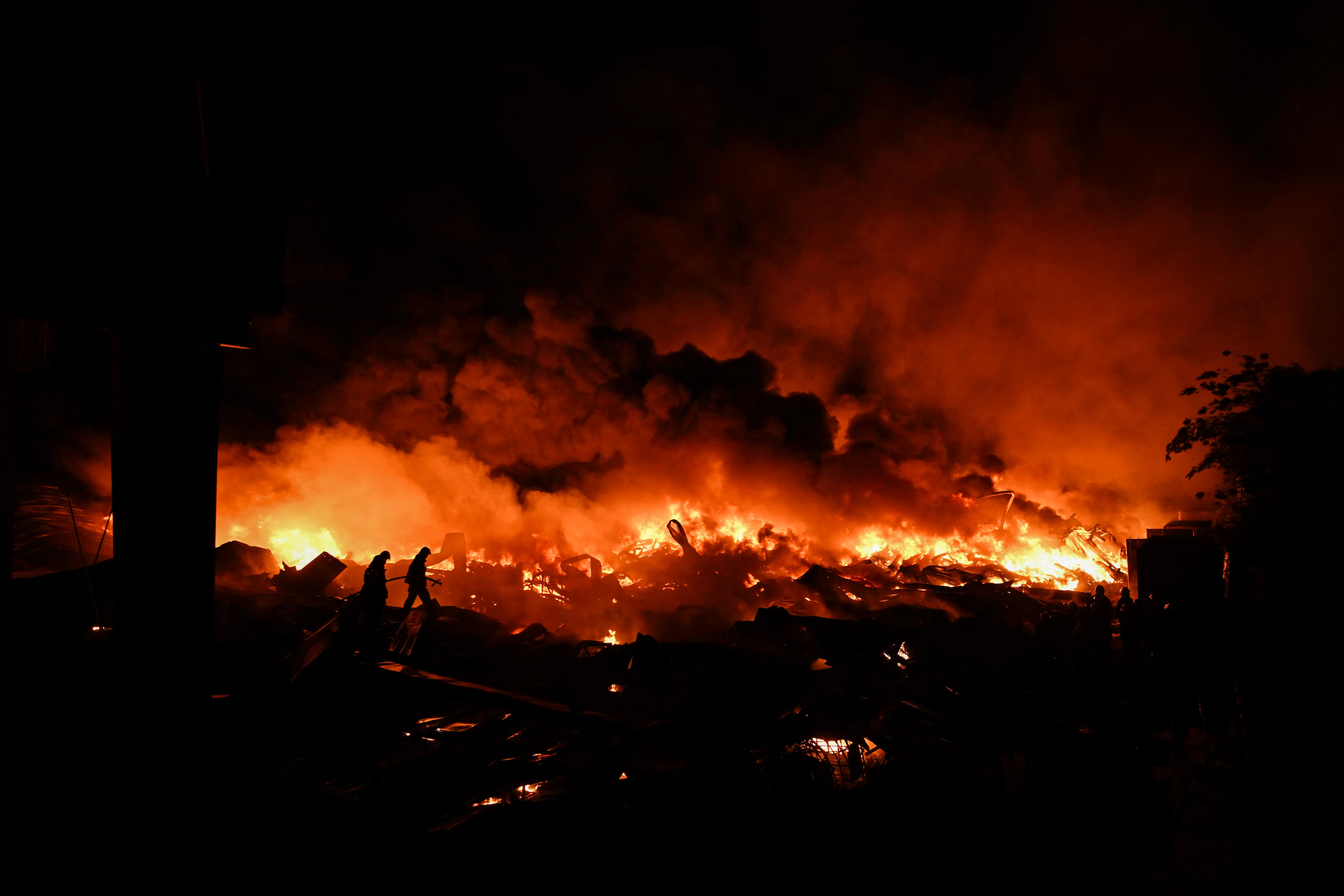 Los bomberos trabajaron para extinguir el incendio al sur del Gran Buenos Aires: 24 personas resultaron heridas y hubo un directivo de una empresa infartado. Foto: AFP