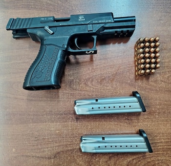 También se aseguraron dos armas