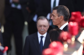 12/10/2026 El presidente del Gobierno, Pedro Sánchez, durante el acto solemne de homenaje a la bandera nacional y desfile militar por el 12 de octubre, Día de la Hispanidad, en la Plaza de Cánovas del Castillo, a 12 de octubre de 2026, en Madrid (España). Los actos comienzan con el izado de bandera y van seguidos del homenaje a los que dieron la vida por el país. Posteriormente, comienzan los desfiles militares aéreos y terrestres. Alrededor de 4.400 integrantes de las Fuerzas Armadas, las Fuerzas y Cuerpos de Seguridad y distintas instituciones públicas civiles participan este año en el desfile presidido por los Reyes. El desfile aéreo ha contado con 50 aeronaves de caza, enseñanza y transporte, además de alrededor de 30 helicópteros. Por tierra han participado unos 144 vehículos y 39 motocicletas, además de unos 300 caballos y cinco perros pertenecientes a distintas unidades.
POLITICA
Eduardo Parra - Europa Press