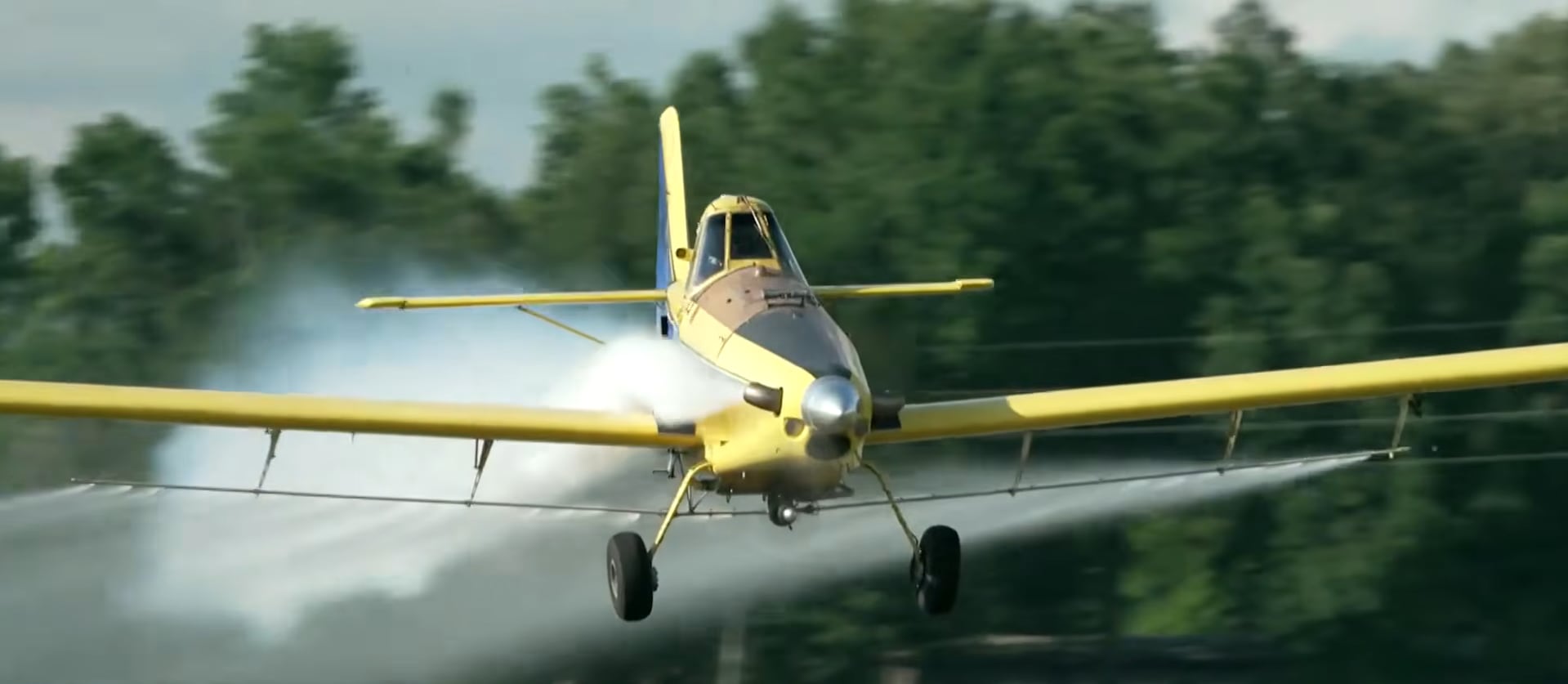 El fuerte encarecimiento del combustible complica las tareas de los pilotos agrícolas, pieza clave para la producción en grandes extensiones rurales (@CBS Evening News)