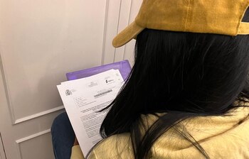 Marta observa la carta donde