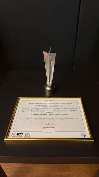 El Centro Público de Formación en Inteligencia Artificial de la Agencia de Transformación Digital y Telecomunicaciones recibió el reconocimiento internacional WSIS Champion 2026 por su modelo gratuito de capacitación y certificación en habilidades digitales de alta especialización