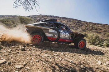 Los españoles Carlos Sainz y Cruz Lucas del equipo Audi Sport compiten en la etapa 3 del Rally Dakar 2024 desde Al Duwadimi a Al Salamiya