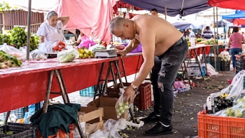 Captan a vendedor de tianguis pesando frutas y verduras sin báscula | Video
