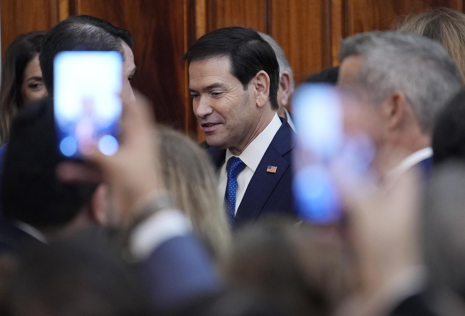 Cientos de personas protestan en Atenas por visita de Marco Rubio