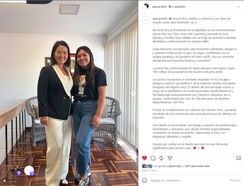 Keiko Fujimori con sastre negro y marfil junto a una mujer joven con camiseta negra de oso y pantalón jean. Fondo de madera y sillas de mimbre