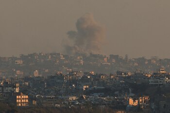 El humo se eleva desde