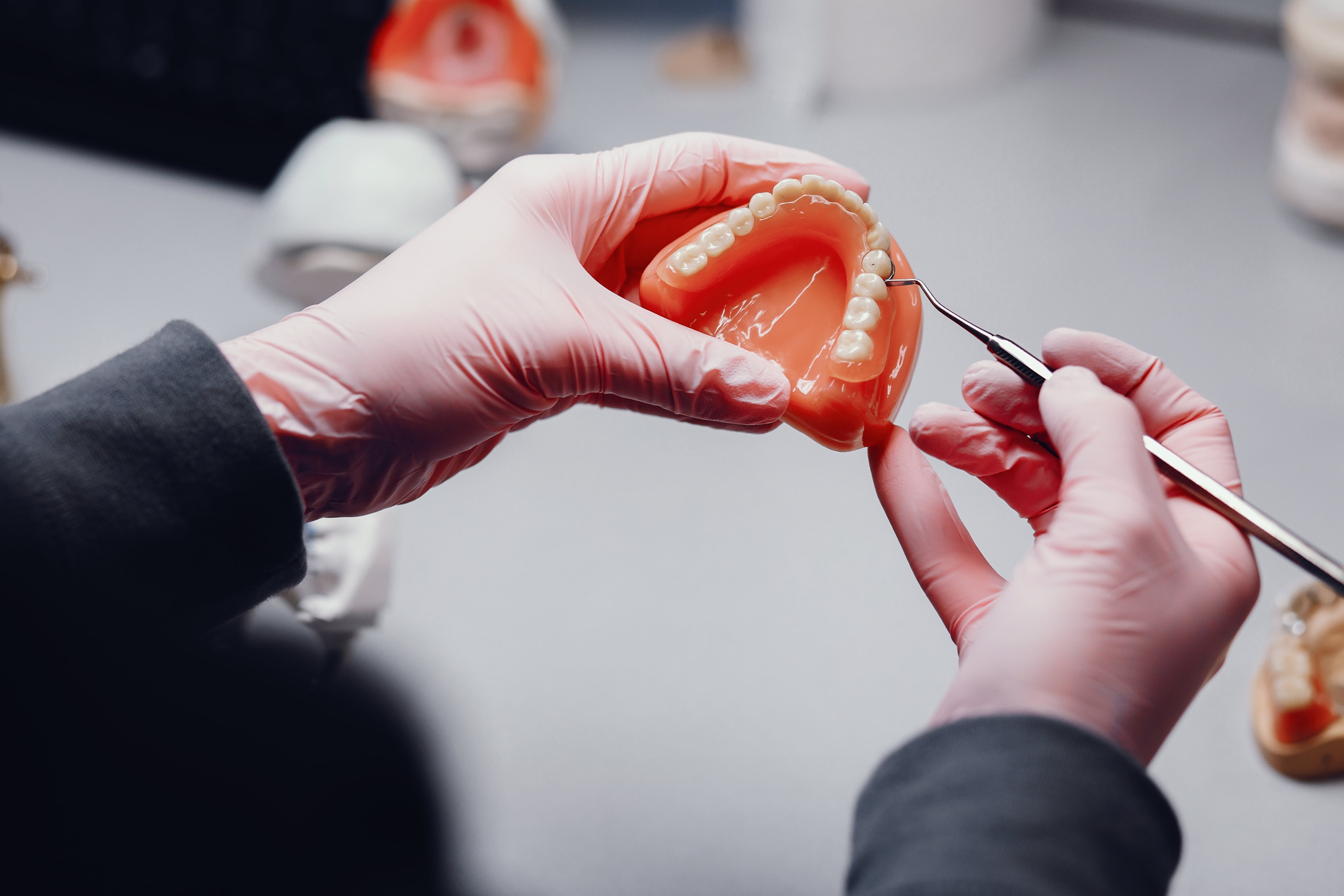 Un protésico dental ultima una dentadura. (Magnific)