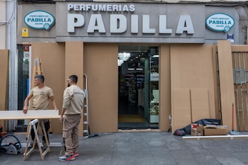 Escaparates tapiados ante la amenaza de acciones vandálicas en Halloween. (Ricardo Rubio / Europa Press)