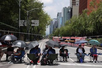 CIUDAD DE MÉXICO, 12JUNIO2026.- Maestros y maestras de la Coordinadora Nacional de Trabajadores de la Educación (CNTE) bloquearon de nueva cuenta el cruce de avenida Juárez y Bucareli como parte de las protestas que mantienen en exigencia de la derogación de la Ley del ISSSTE, la Reforma Educativa y el sistema de pensiones.
FOTO: GALO CAÑAS/CUARTOSCURO.COM
