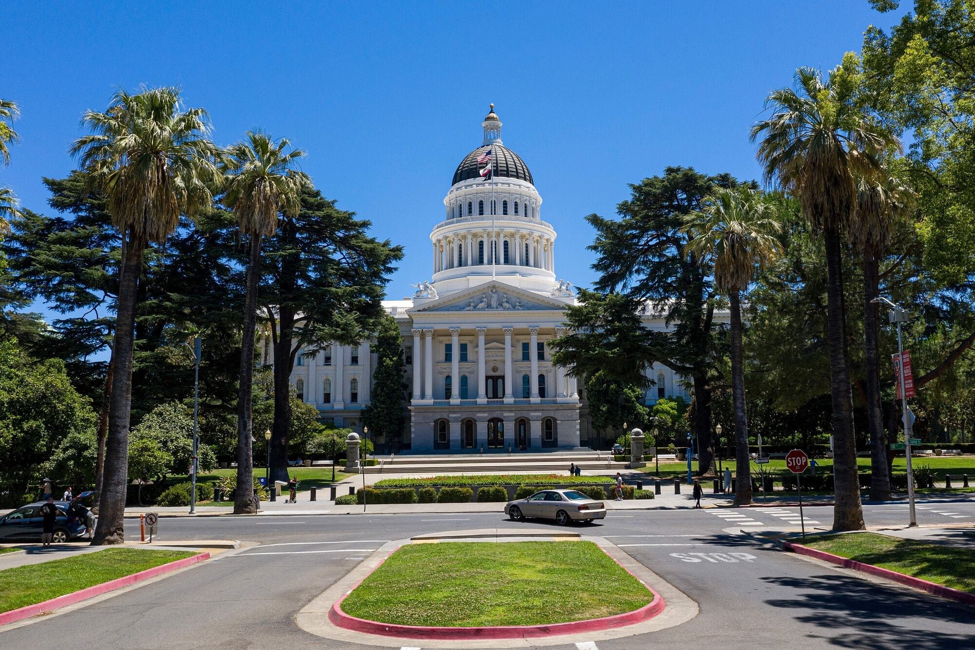 California habilita edificios de departamentos más altos cerca del transporte público y limita trabas municipales para ampliar la oferta de vivienda. (Bloomberg)