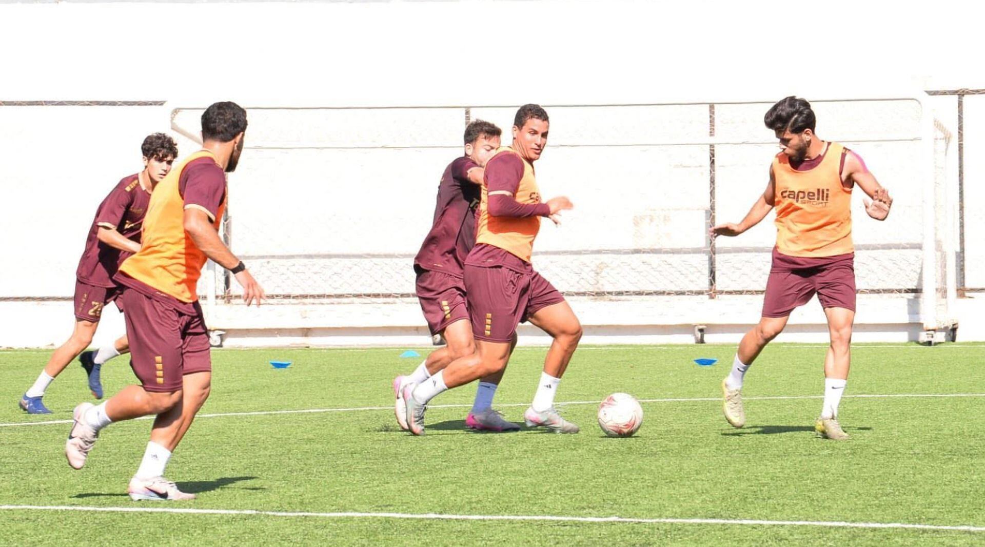 El delantero peruano sumó sus primeros minutos oficiales tras seis meses en el club, en un encuentro definido por una expulsión temprana y una diferencia amplia que afianza a su equipo en la pelea alta (Nejmeh SC)