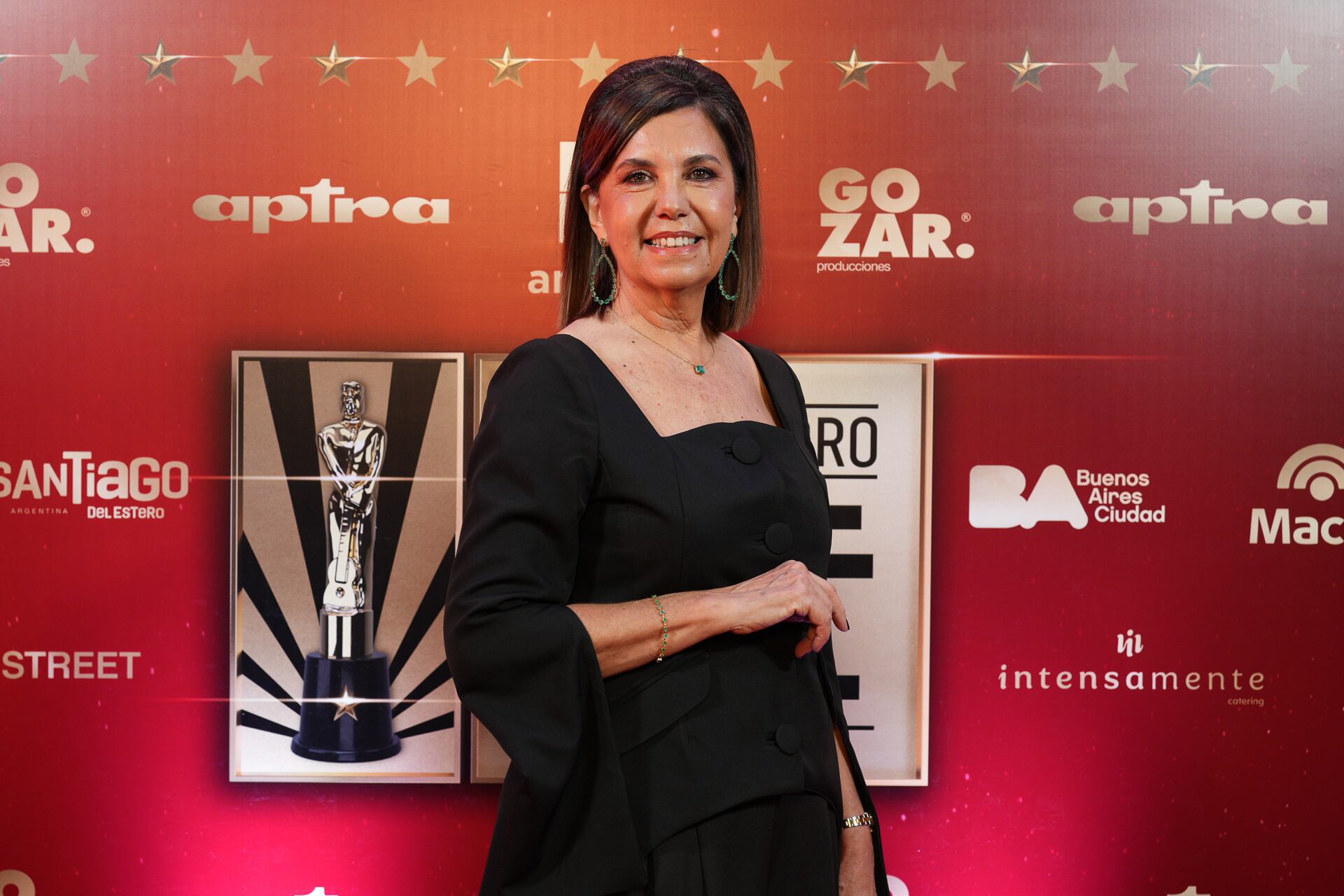 Parodi combinó el look con aros largos, un collar y una pulsera dorada