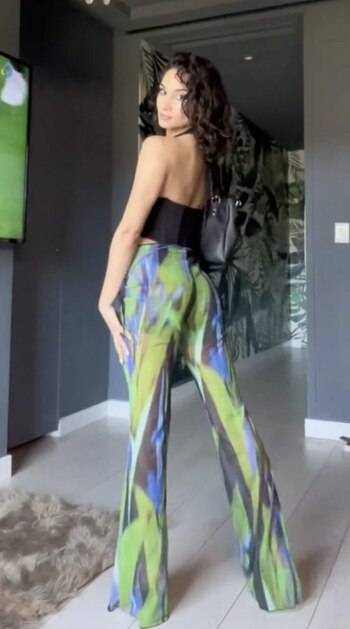 Melody posando en el departamento