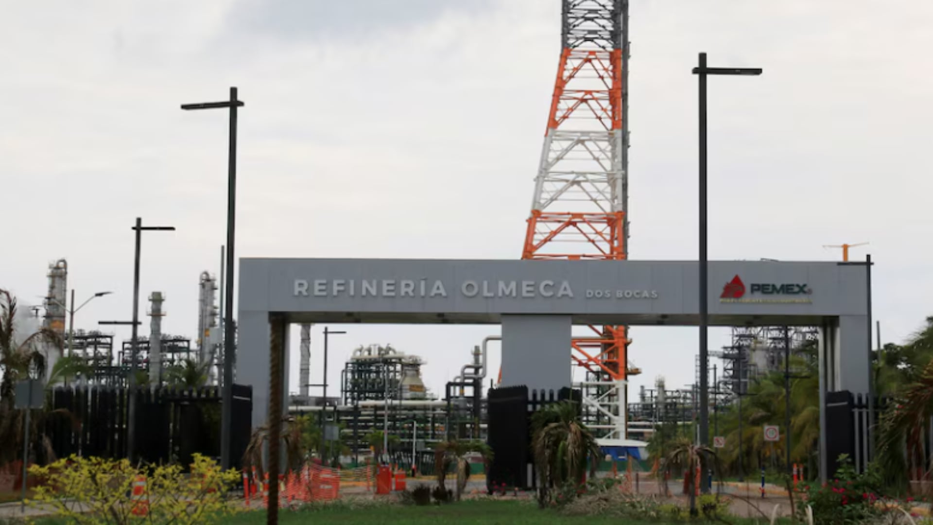 Pemex descarta incendio en la Refinería Olmeca y atribuye humo blanco a vapor de agua