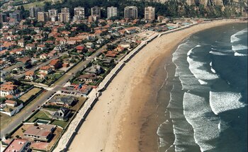 Una playa con una gfan extensión y oleaje.