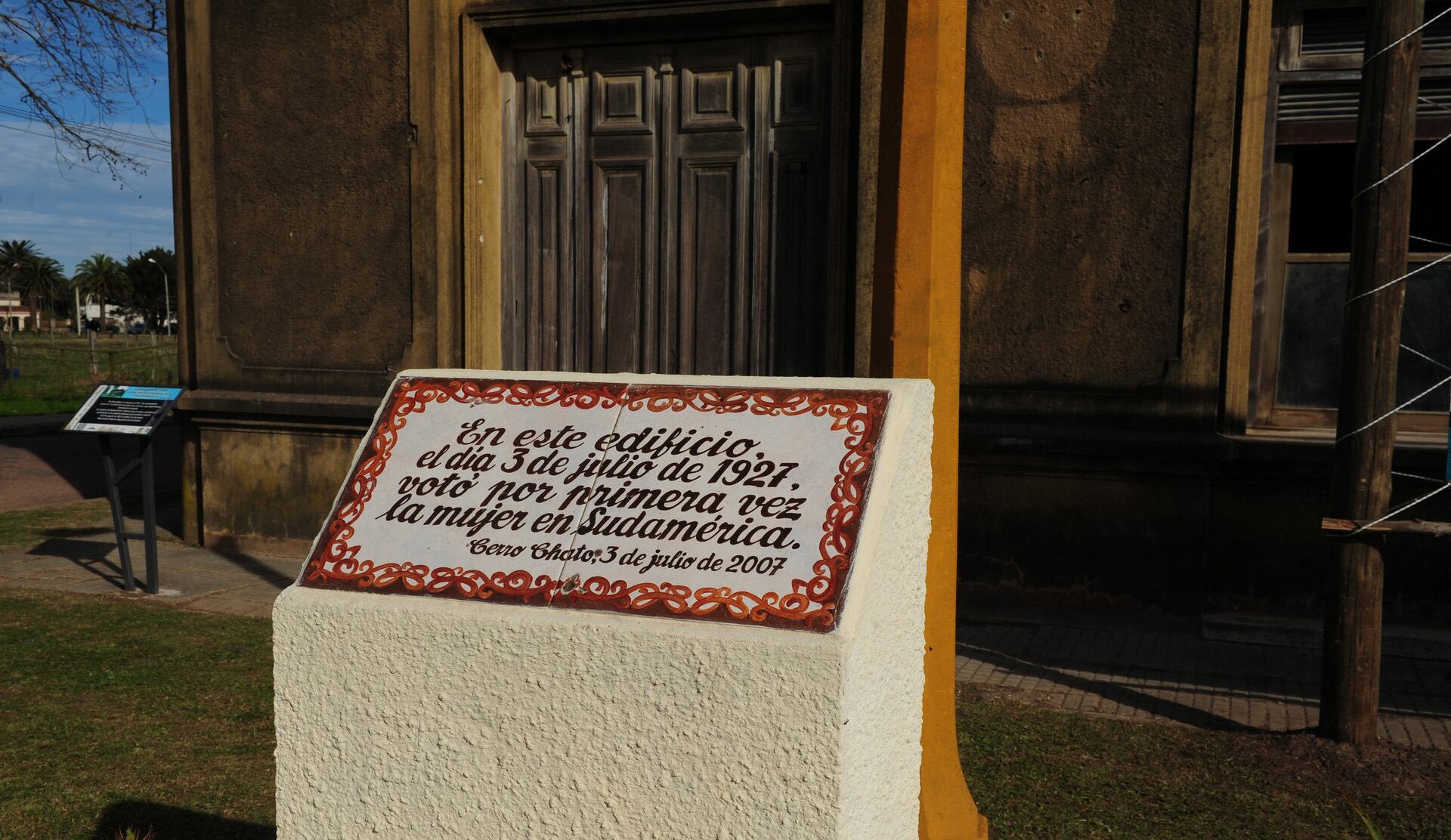 Una placa recuerda el día del voto femenino en Chato Largo