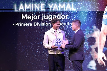 El presidente de la Asociación de Futbolistas Españoles (AFE), David Aganzo (dcha), entrega un premio al delantero del FC Barcelona Lamine Yamal, durante la Gala anual de entrega de los Premios del organismo que reconoce a los mejores de la pasada temporad. EFE/Kiko Huesca