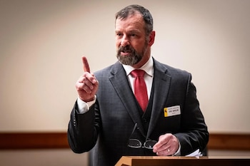 El senador estatal Eric Barlow