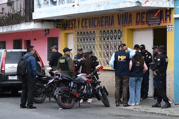 Integrantes de la Policía de Guatemala e integrantes del Ministerio Público (MP) inspeccionan frente a una cevichería, donde ocurrió un tiroteo que dejó a 5 personas asesinadas, este lunes en Ciudad de Guatemala (Guatemala). EFE/ Alex Cruz