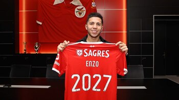 Enzo con la casaca del