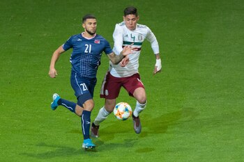 Edson Álvaez defendiendo el balón