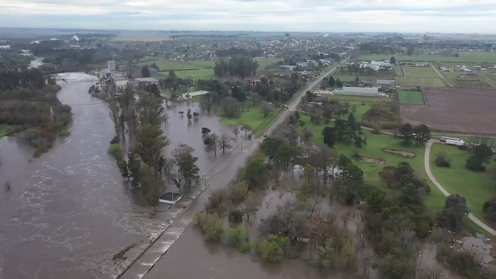 El desborde del río afecta a Carcarañá, Pueblo Andino, Oliveros, Correa, Villa La Ribera, Timbúes, La Chispa y María Teresa