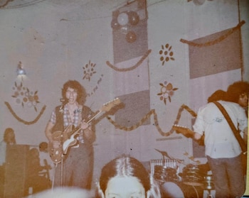 Uno de los pocos registros fotográficos del show de Alarma Rock en la Escuela Secundaria Media N° 8, apodada "El Rancho". A Ricardo Iorio se lo ve a la derecha y, de espaldas, a Santiago Raffo. El cantante es Carlos Aragones mientras que el baterista (Sandro Castaña) se encuentra tapado por Raffo-Iorio