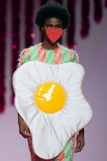 Sin dejar de sorprender, Ágatha Ruiz de la Prada conquistó con un vestido rayado en naranja y verde flúo con forma de huevo frito en la pasarela de su desfile