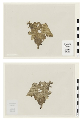 Fragmento de papiro deteriorado con inscripción en griego antiguo, una etiqueta de archivo y una regla milimetrada