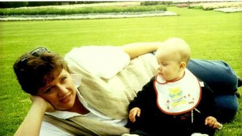 Kathleen Folbigg con uno de