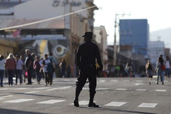 La implementación de nuevas herramientas estandariza la actuación institucional y evita la revictimización de víctimas de violencia sexual en el sistema judicial salvadoreño. (AP Foto/Salvador Melendez)