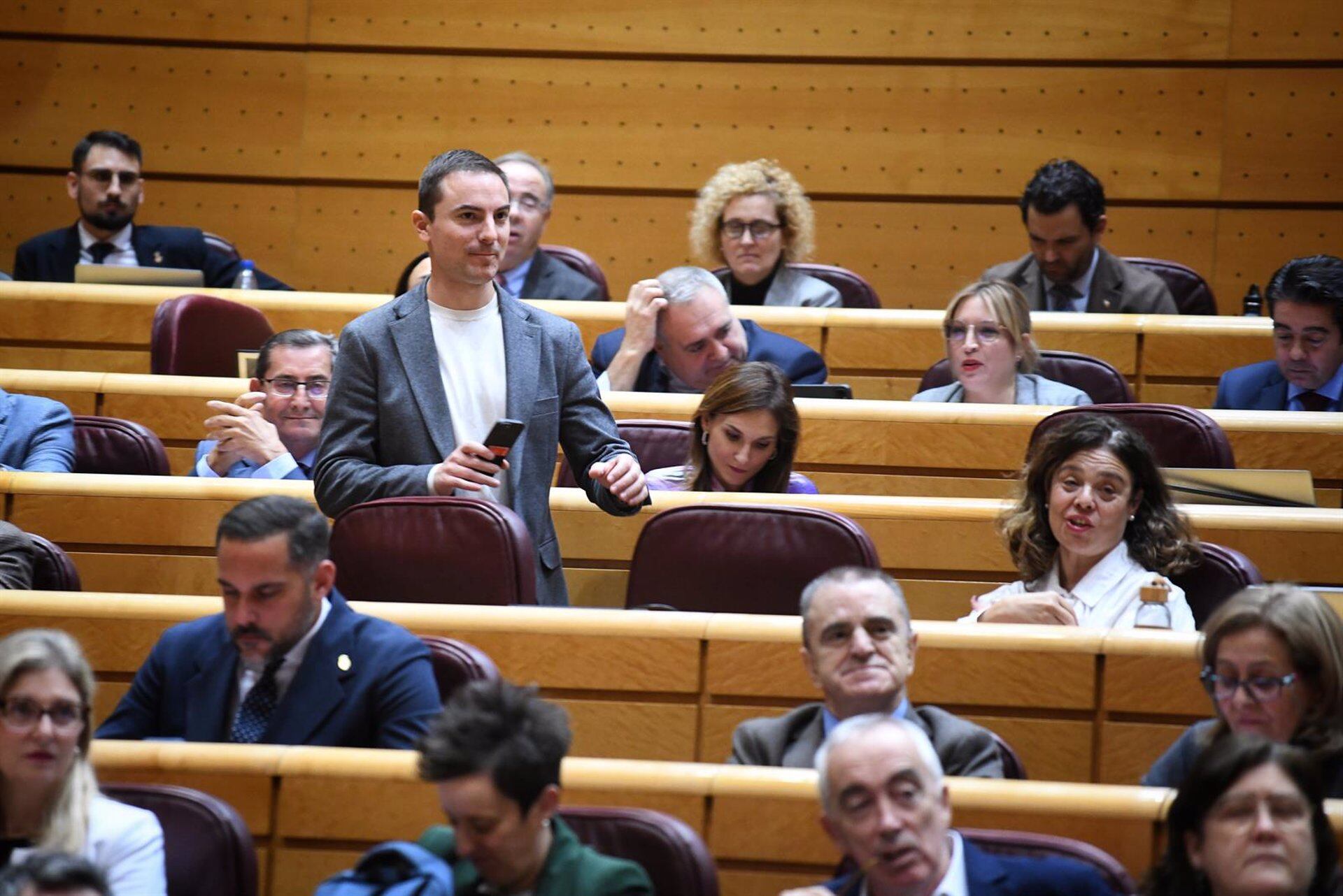 Juan Lobato, el ex secretario general de los socialistas madrileños, en su escaño en el Senado (Fernando Sánchez - Europa Press)