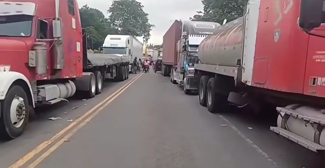 Los bloqueos provocaron largas filas de vehículos, principalmente del transporte pesado, que llevaba detenido tres días. (Facebook Leones Publicidad)