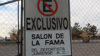 Salón de la Fama del Deportista Juarense, cerrado con malla ciclónica, ya que es de uso exclusivo. (Foto/Luis H. Cardona)
