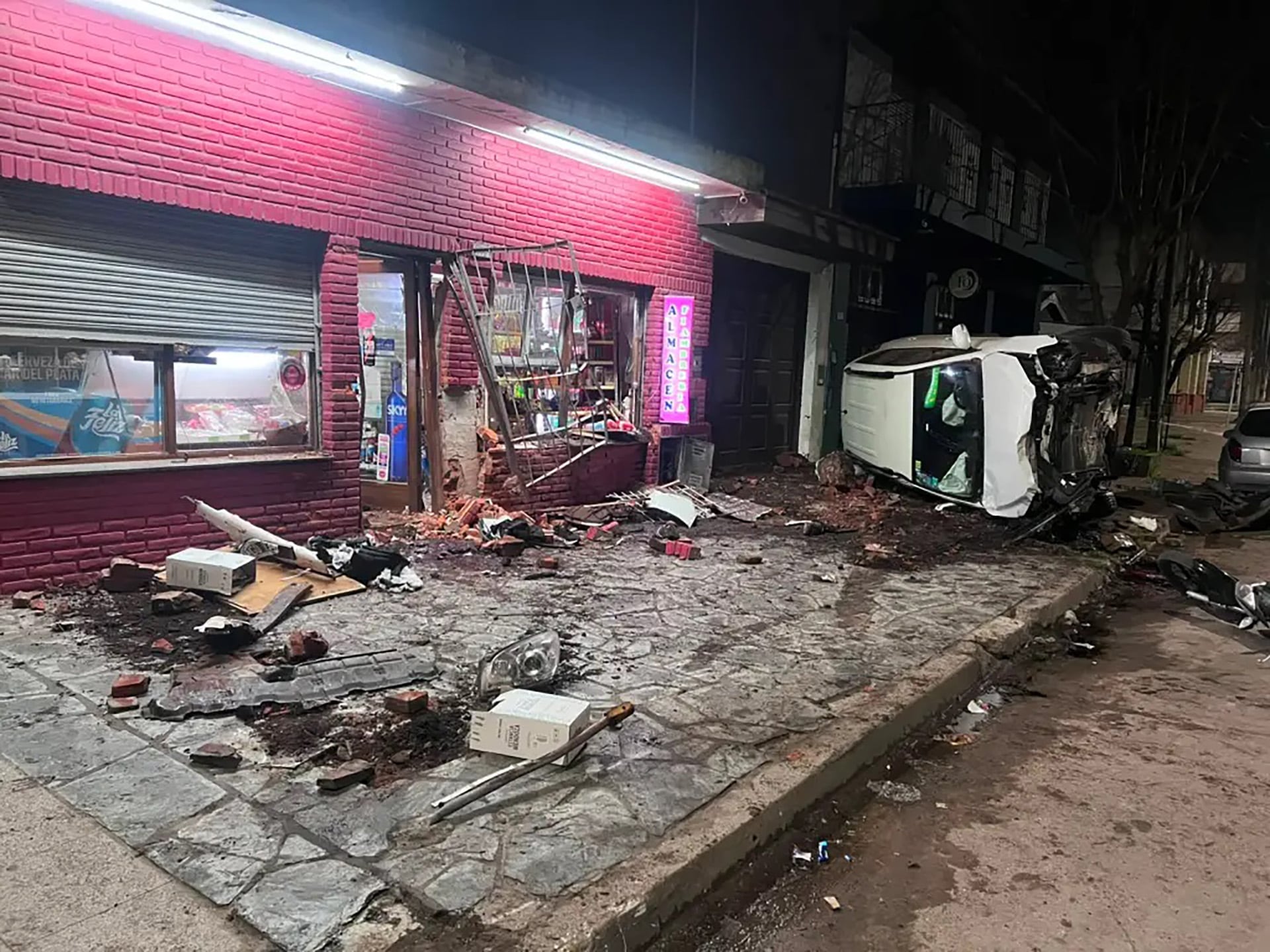 Así quedaron la camioneta y el almacén tras el espectacular accidente
