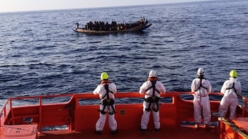 Remolcan otro cayuco a Gran