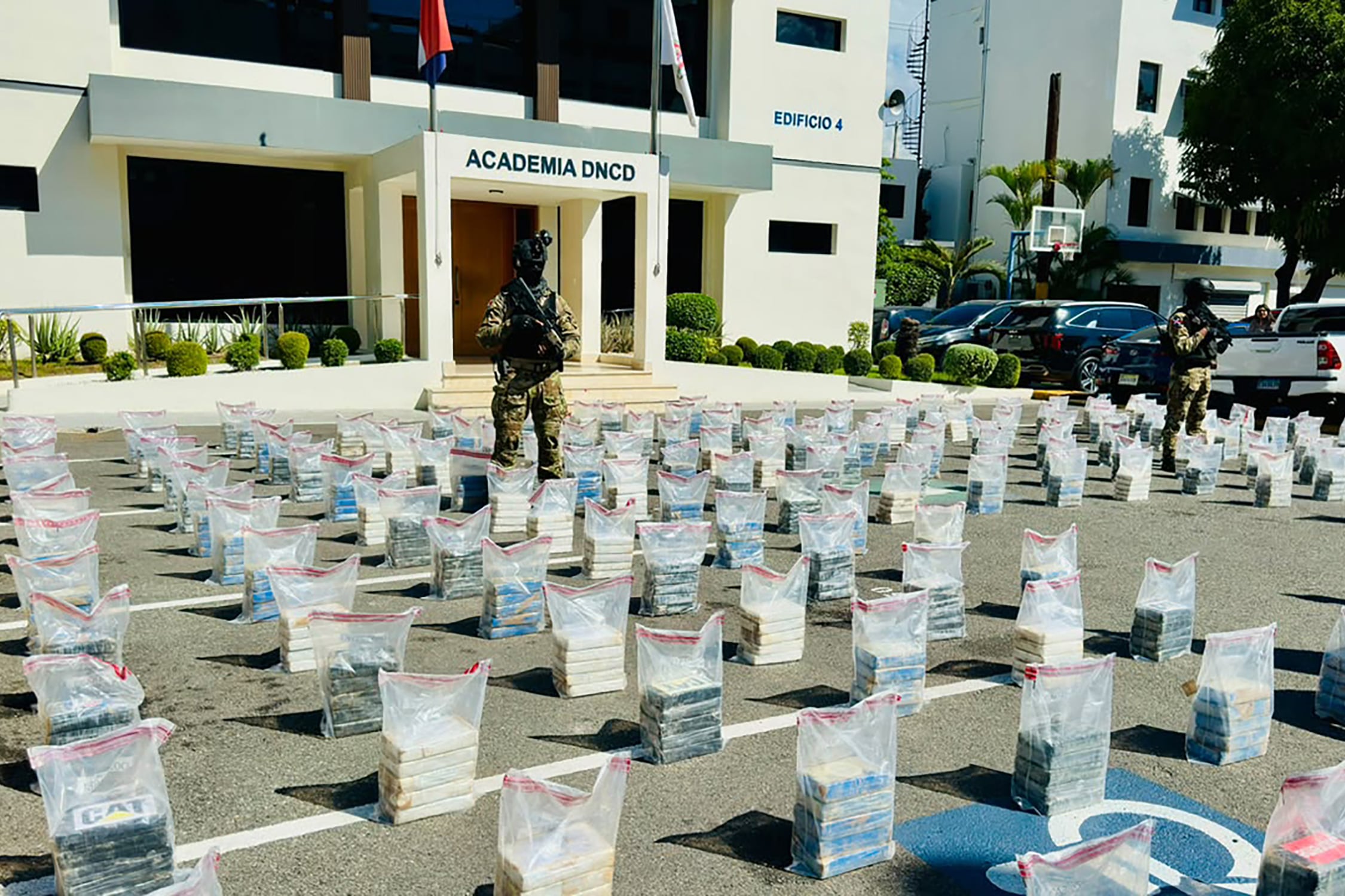 Fotografía cedida por la Dirección Nacional de Control de Drogas (DNCD) que muestra un cargamento de 1, 068 paquetes de cocaína decomisada durante un operativo apoyado por la DEA este martes, en Santo Domingo (República Dominicana). Las autoridades dominicanas decomisaron más de una tonelada de cocaína y detuvieron a tres colombianos en una operación marítima frente a las costas de la provincia de Pedernales, en el suroeste del país, informó la DNCD. EFE/ Dirección Nacional de Control de Drogas
