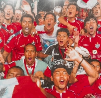 Cienciano campeón de la Recopa Sudamericana junto a Sergio Ibarra en 2004.