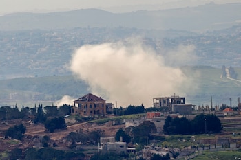Humo en Taybeh tras bombardeos de Israel el 25 de abril. Netanyahu ordenó hoy golpear con contundencia a Hezbollah tras denunciar violaciones a la tregua extendida. (Jalaa MAREY / AFP)