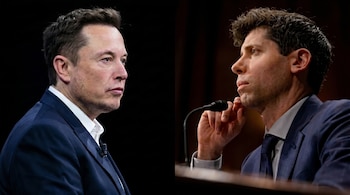Vistas de perfil de Elon Musk, a la izquierda, y Sam Altman, a la derecha, ambos hombres caucásicos, con trajes oscuros, sobre un fondo negro.