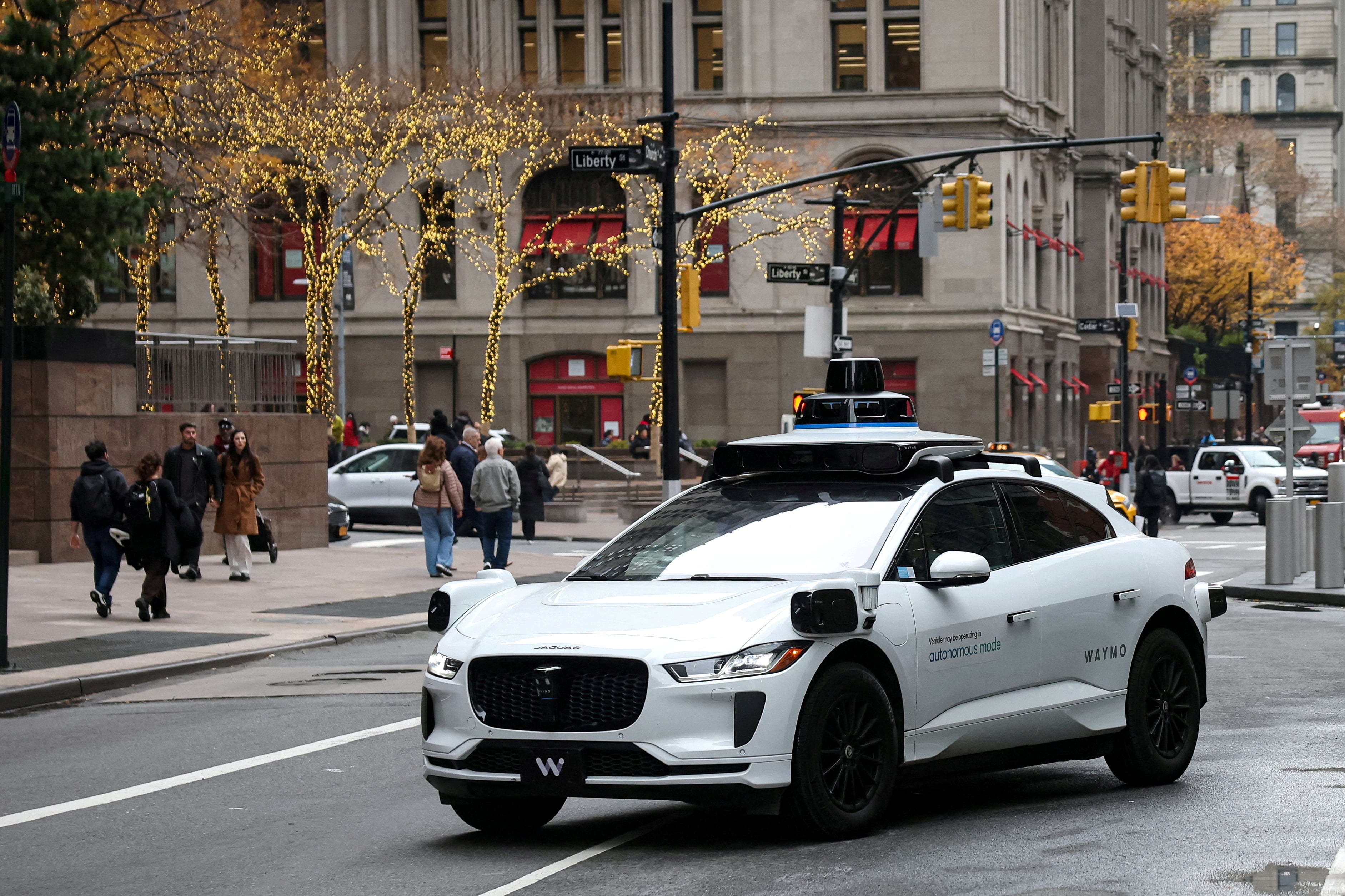 Imagen de archivo de un robotaxi de Waymo circulando por Nueva York, EEUU. 26 noviembre 2025. REUTERS/Brendan McDermid