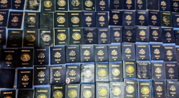 Una fotografía de los pasaportes decomisados, difundida por el Gabinete de Seguridad.