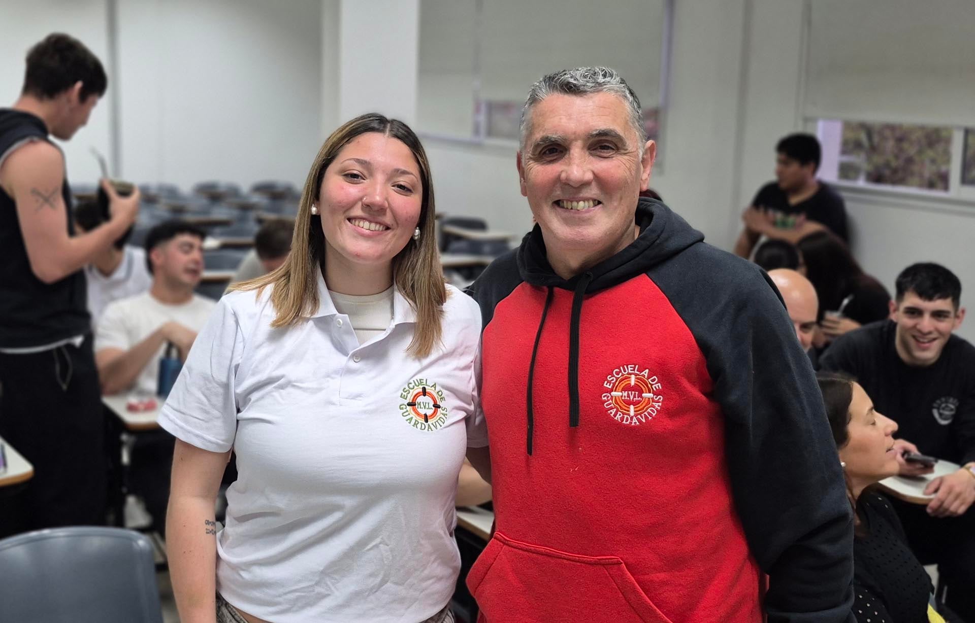 Fue 23 veces campeón argentino de natación y ahora, con 65 años, volvió al aula junto con su hija para recibirse de guardavidas