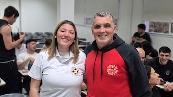 Fue 23 veces campeón argentino de natación y ahora, con 65 años, volvió al aula junto con su hija para recibirse de guardavidas