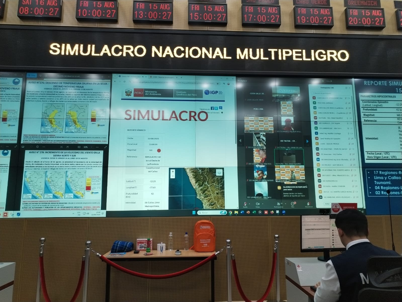 Personal del COEN supervisa el desarrollo del II Simulacro Nacional 2025 desde la central, en coordinación con autoridades regionales y sectoriales.