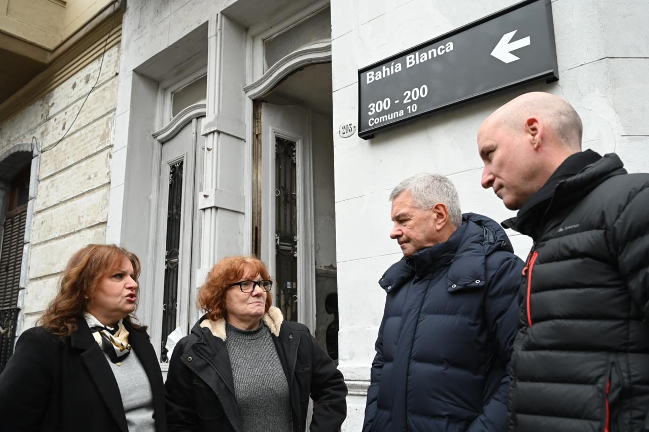 El ministro de Seguridad, Horacio Giménez, y el secretario del área, Maximiliano Piñeiro, junto a Patricia Castro y su madre (Gobierno de la Ciudad de Buenos Aires)