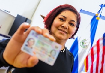 Una salvadoreña en el extranjero exhibe su Documento Único de Identidad, como parte de los servicios del RNPN para la diáspora en Estados Unidos (Cortesía: Ministerio de Relaciones Exteriores).